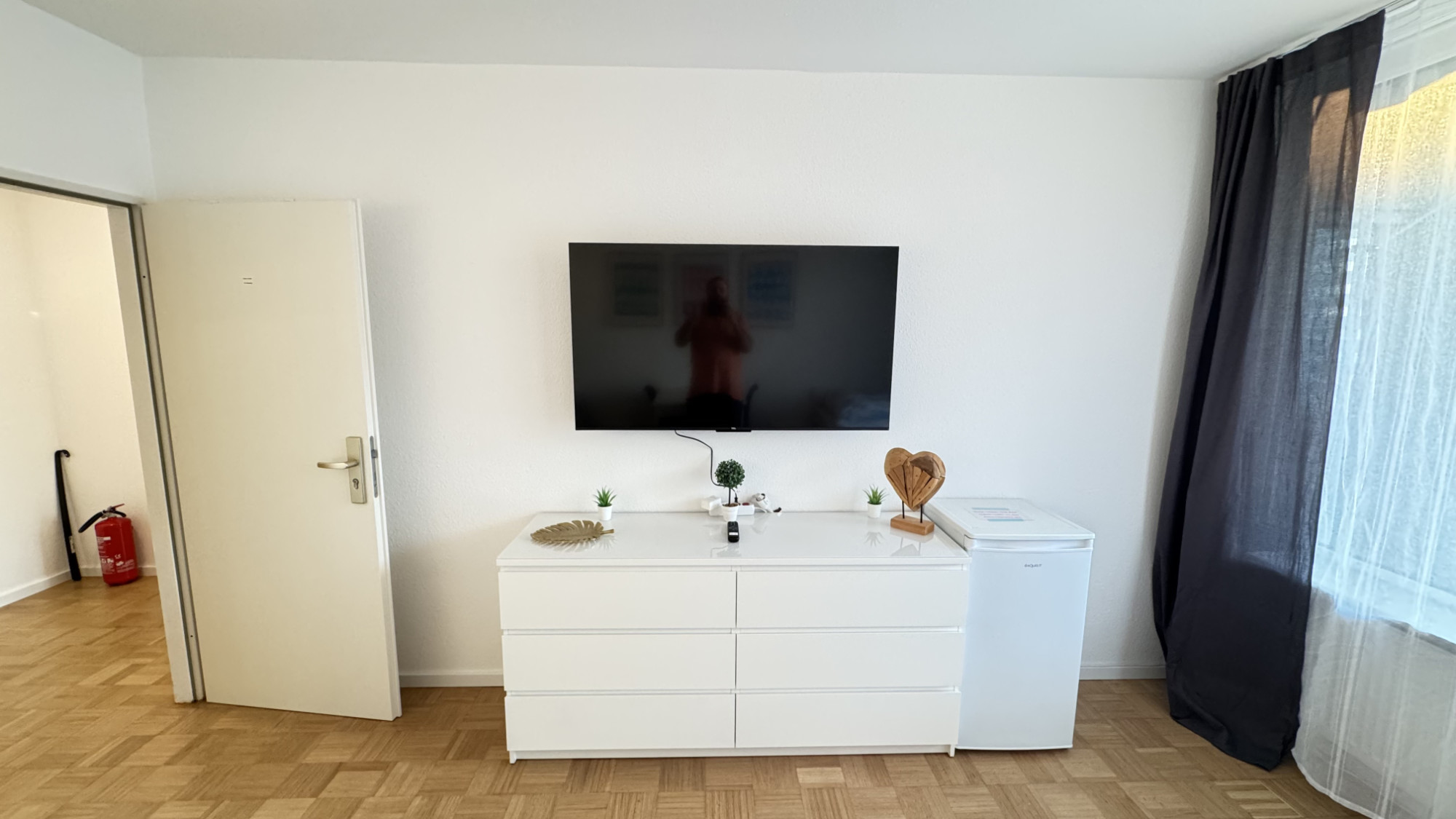 Zimmer London - Fernseher & Arbeitsbereich