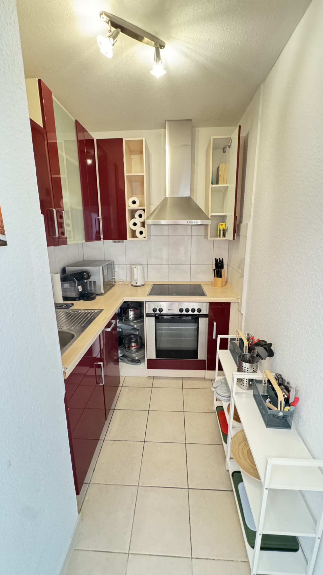 Vollausgestattete Küche mit Herd, Backofen, Spülmaschine & Kaffeemaschine